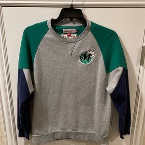 Mitchell & Ness Hardwood Classics Dallas Mavericks Crewneck Sweatshirt Medium